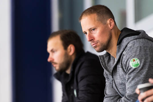 Sportchef Chris Abbott tittar på en träning med
