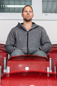 Sportchef Chris Abbott tittar på en träning med