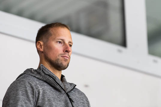 Sportchef Chris Abbott tittar på en träning med