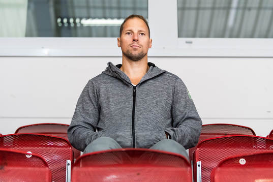 Sportchef Chris Abbott tittar på en träning med