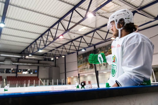Rögles Dennis Everberg på en träning med ishockeylaget