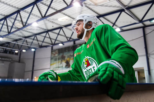 Rögles Mattias Sjögren på en träning med ishockeylaget