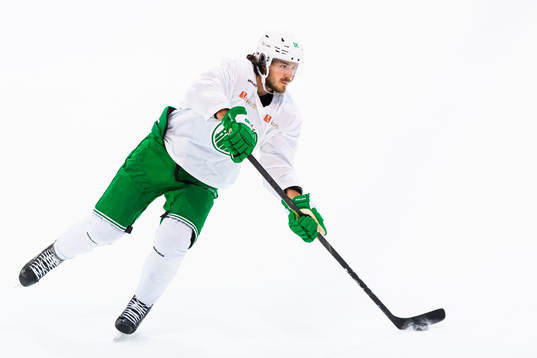 Rögles Dennis Everberg på en träning med ishockeylaget