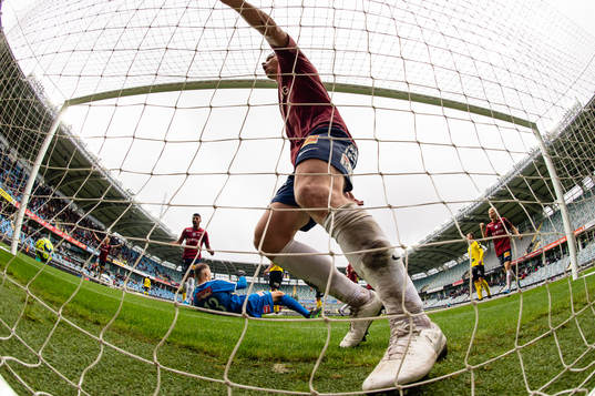 Örgrytes Anton Lans nickar in 1-1 bakom Mjällbys målvakt