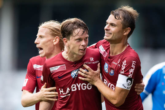 Örgrytes Anton Lans jublar ihop med Gustav Ludwigson och