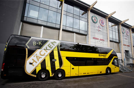 Häckens spelarbuss utanför Behrn Arena