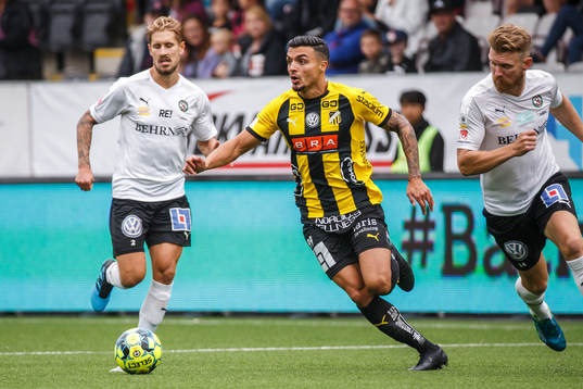 Örebros Daniel Björnkvist och Michael Almebäck i en kamp