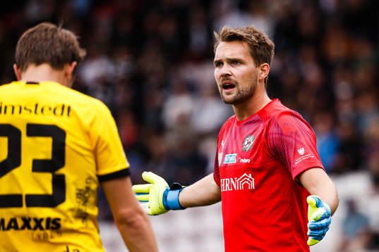 Örebros målvakt Oscar Jansson deppar