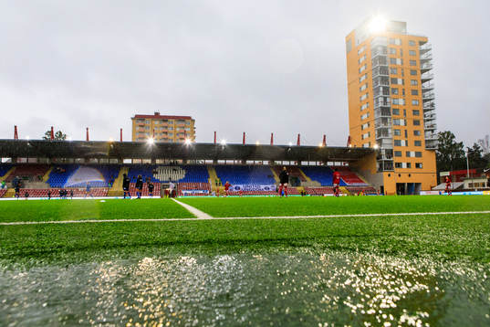 Vattenpöl på Tunavallen innan fotbollsmatchen i