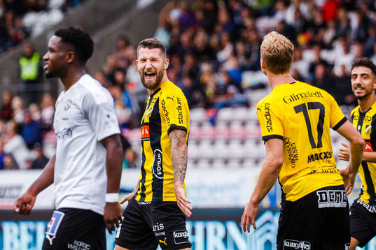 Häckens Joona Toivio jublar