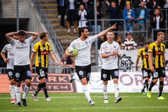 Örebros Agon Mehmeti jublar