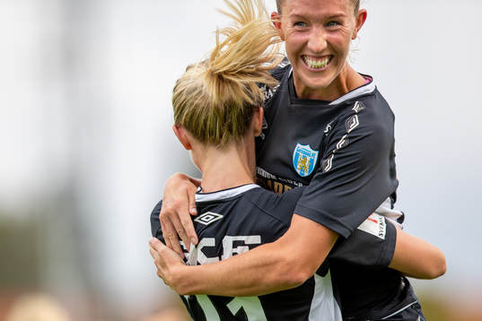 Göteborgs Rebecka Blomqvist och Julia Roddar jublar