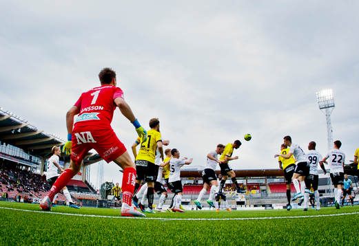 Häckens Joona Toivio gör 0-1 på Örebros målvakt Oscar