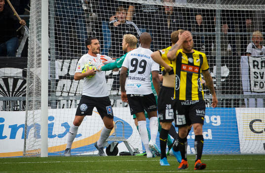 Örebros Agon Mehmeti och Häckens målvakt Peter