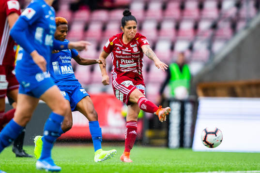 Piteås Fernanda Da Silva skjuter ett skott