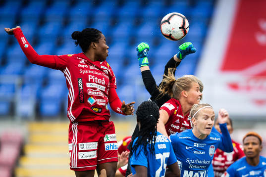 Eskilstunas målvakt Emelie Lundberg räddar en nick