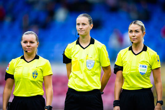 Assisterande domare Hanna Laajanen domare Lovisa Johansson