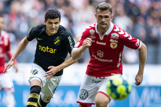 s Tarik Elyounoussi och Kalmars Viktor Agardius
