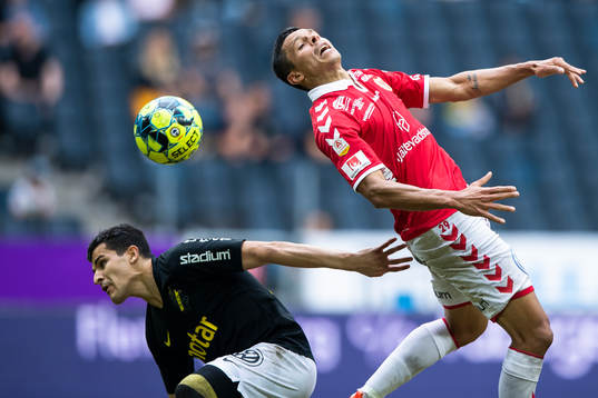 s Tarik Elyounoussi och Kalmars Romário Pereira Sipião