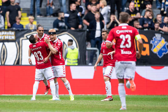 Kalmars Alexander Jakobsen jublar med lagkamrater