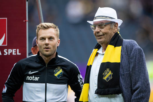 s Sebastian Larsson och en av pensionärerna som gick in