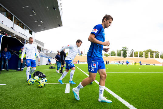 Norrköpings Simon Thern med lagkamrater gör entré på