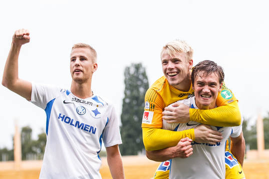 IFK Norrköpings målvakt Isak Pettersson jublar