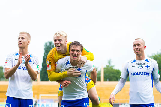 Norrköpings målvakt Isak Pettersson jublar med lagkamrater