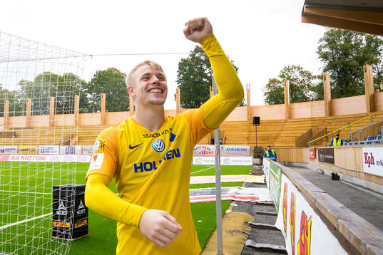 Norrköpings målvakt Isak Pettersson jublar