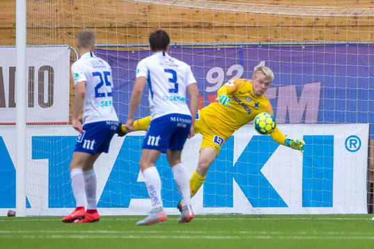 Norrköpings målvakt Isak Pettersson med en räddning