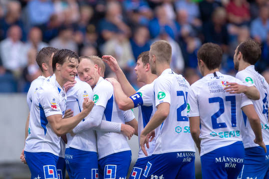 Norrköpings Jón Gudni Fjóluson jublar med Gudmundur