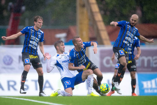 IFK Norrköpings Christoffer Nyman i kamp om bollen med
