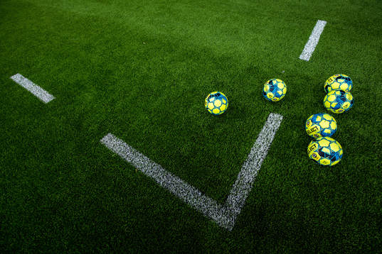 Fotbollar på konstgräs