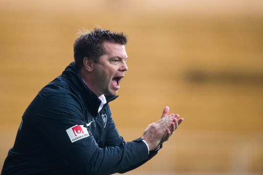 IFK Norrköpings tränare Jens Gustafsson reagerar