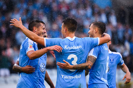 Jonas Knudsen jublar med Markus Rosenberg och Arnór