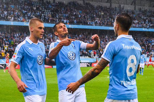 Malmö FFs Arnór Traustason jublar med Felix Beijmo och