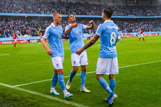 Malmö FFs Arnór Traustason jublar med Felix Beijmo och