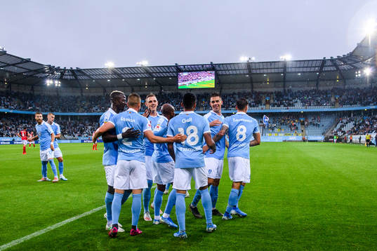 Malmö FFs spelare jublar med Arnór Traustason