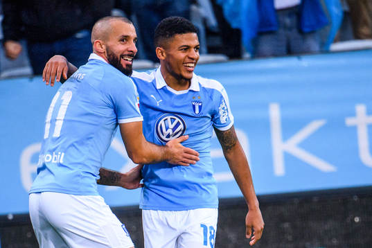 Malmö FFs Guillermo Molins jublar med Romain Gall