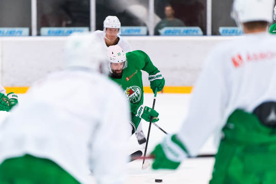 Taylor Matson på en träning med ishockeylaget Rögle