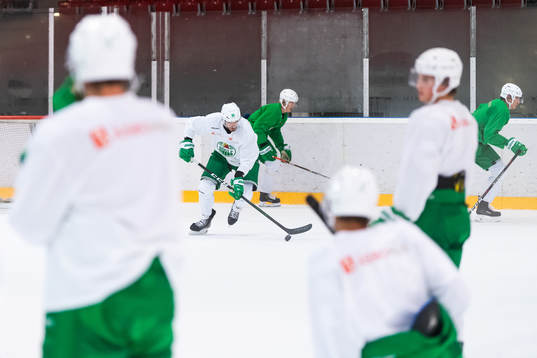 Eric Gelinas på en träning med ishockeylaget Rögle