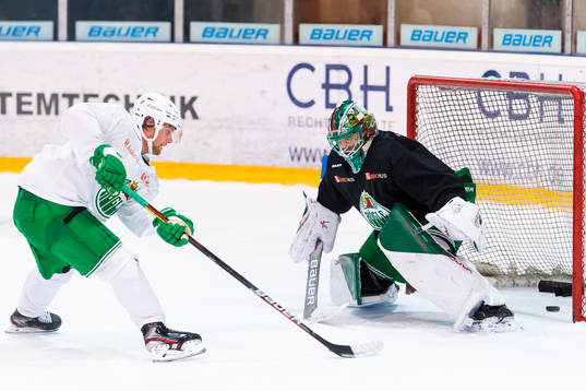 Simon Ryfors och målvakt Christoffer Rifalk på en