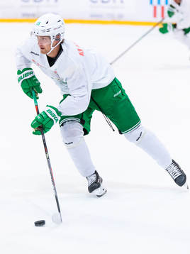 Simon Ryfors på en träning med ishockeylaget Rögle