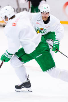 Simon Ryfors på en träning med ishockeylaget Rögle