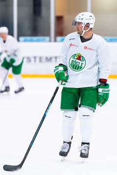Kodie Curran på en träning med ishockeylaget Rögle