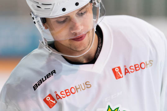 Dominik Bokk på en träning med ishockeylaget Rögle