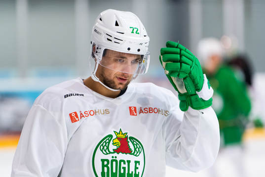 Daniel Zaar på en träning med ishockeylaget Rögle