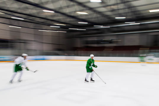 Samuel Jonsson på en träning med ishockeylaget Rögle