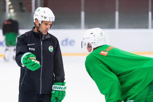 Assisterande tränare Cory Murphy instruerar Jakob