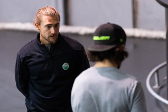 Fystränare Erik Olsson på en träning med ishockeylaget